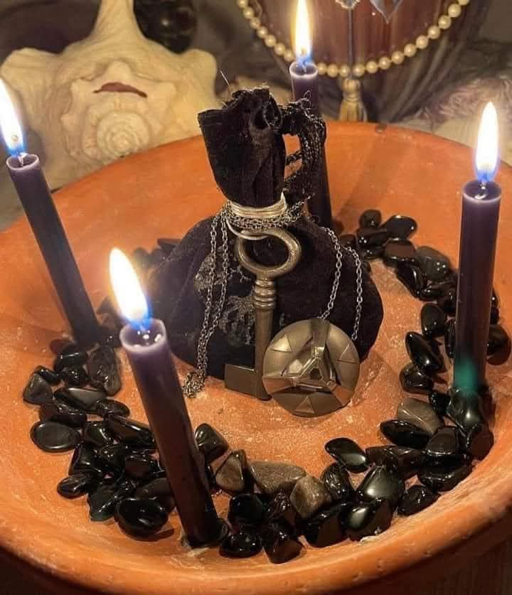 Velas oscuras y elementos rituales